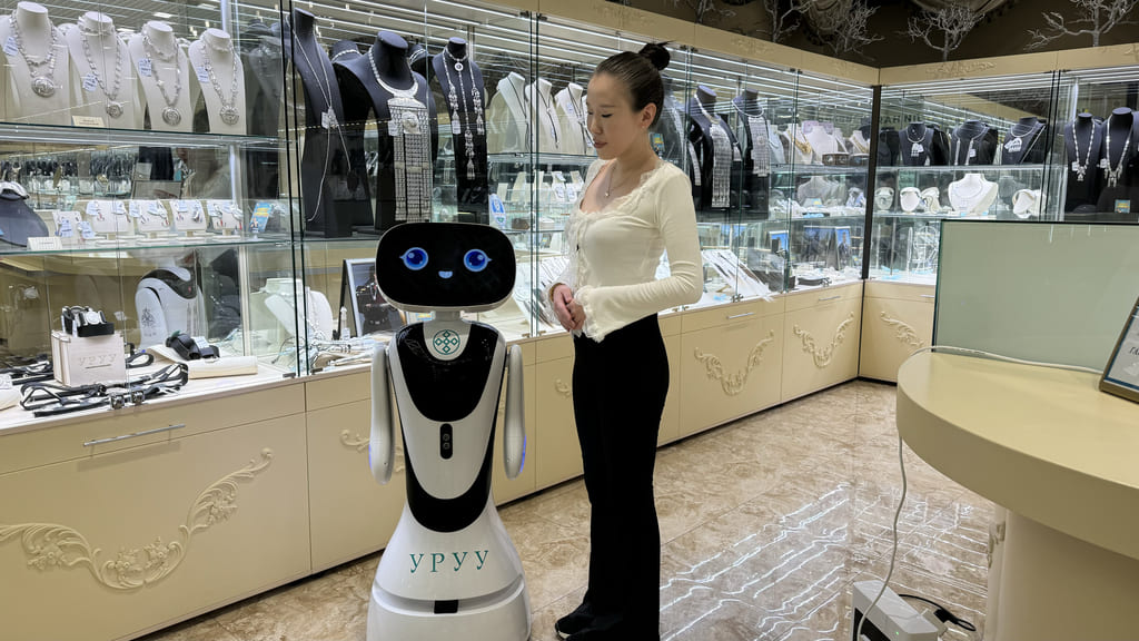 В УРУУ ПОЯВИЛСЯ РОБОТ-ПРОМОУТЕР